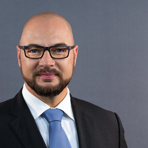 Tobias M. Zielke im Anzug, lächelnd, Chief of Staff